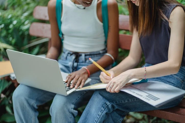 150+ Compare and Contrast Essay Topics for Students