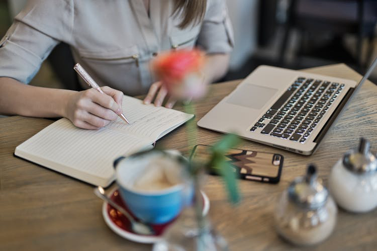 How to Write an Essay in APA Format? Your Ultimate Formatting Guide