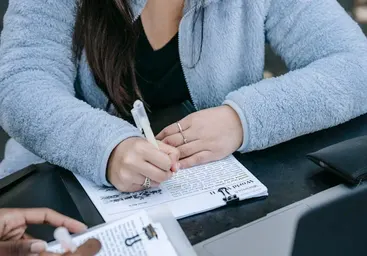 How to quote in an essay: APA, MLA, and Chicago examples