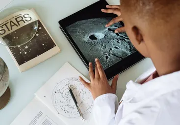 Most influential astronomy research topics: making the right choice
